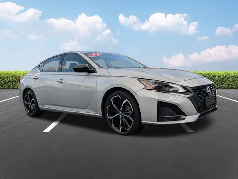 Used 2024 Nissan Altima 2.5 SR FWD image 2