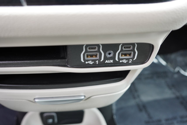 Certified 2024 Chrysler Pacifica Limited FWD image 33