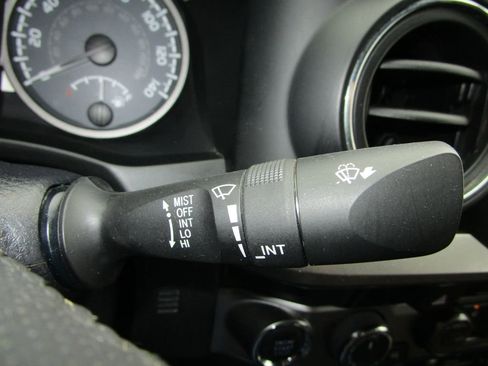 Used 2017 Toyota Tacoma Limited image 31