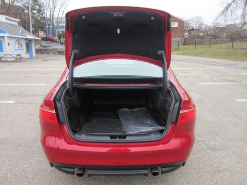 Used 2018 Jaguar XF Premium image 28