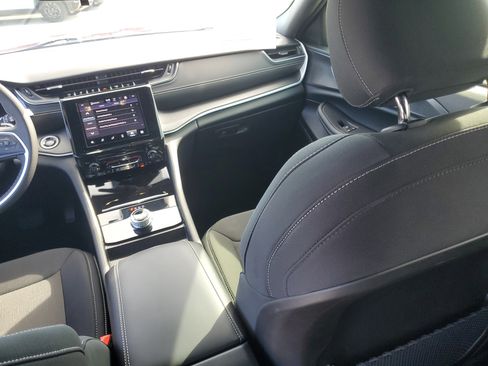 Used 2025 Jeep Grand Cherokee Laredo w/ Trailer Tow Package image 17