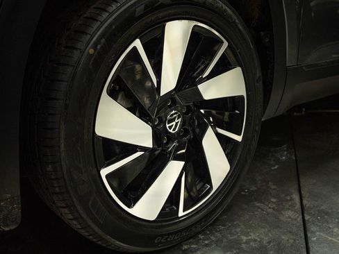 Used 2024 Volkswagen Atlas Cross Sport SE FWD image 3