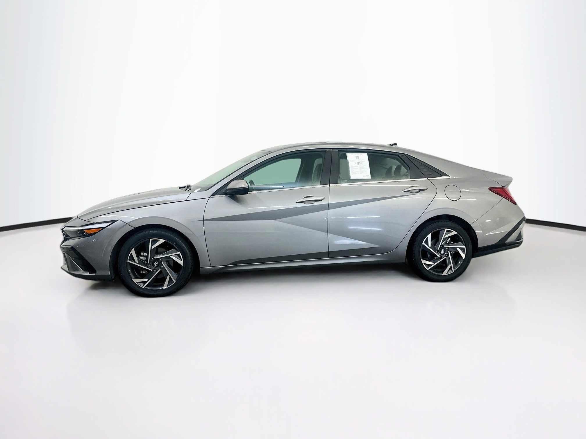 Used 2024 Hyundai Elantra Limited FWD image 4