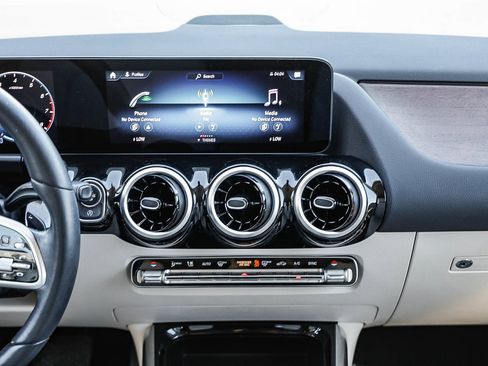 Certified 2022 Mercedes-Benz GLA 250 image 11
