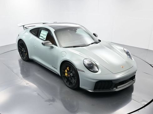 Certified 2025 Porsche 911 Carrera GTS RWD image 39