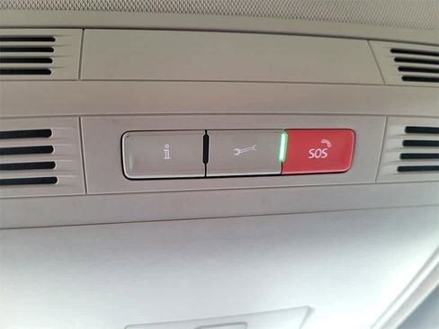 Used 2022 Volkswagen Taos SE w/ Panoramic Sunroof Package image 18