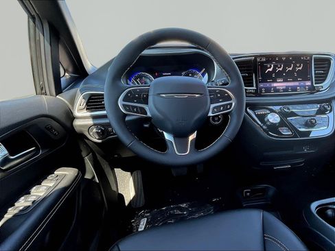 New 2027 Chrysler Pacifica Select AWD/4WD image 9