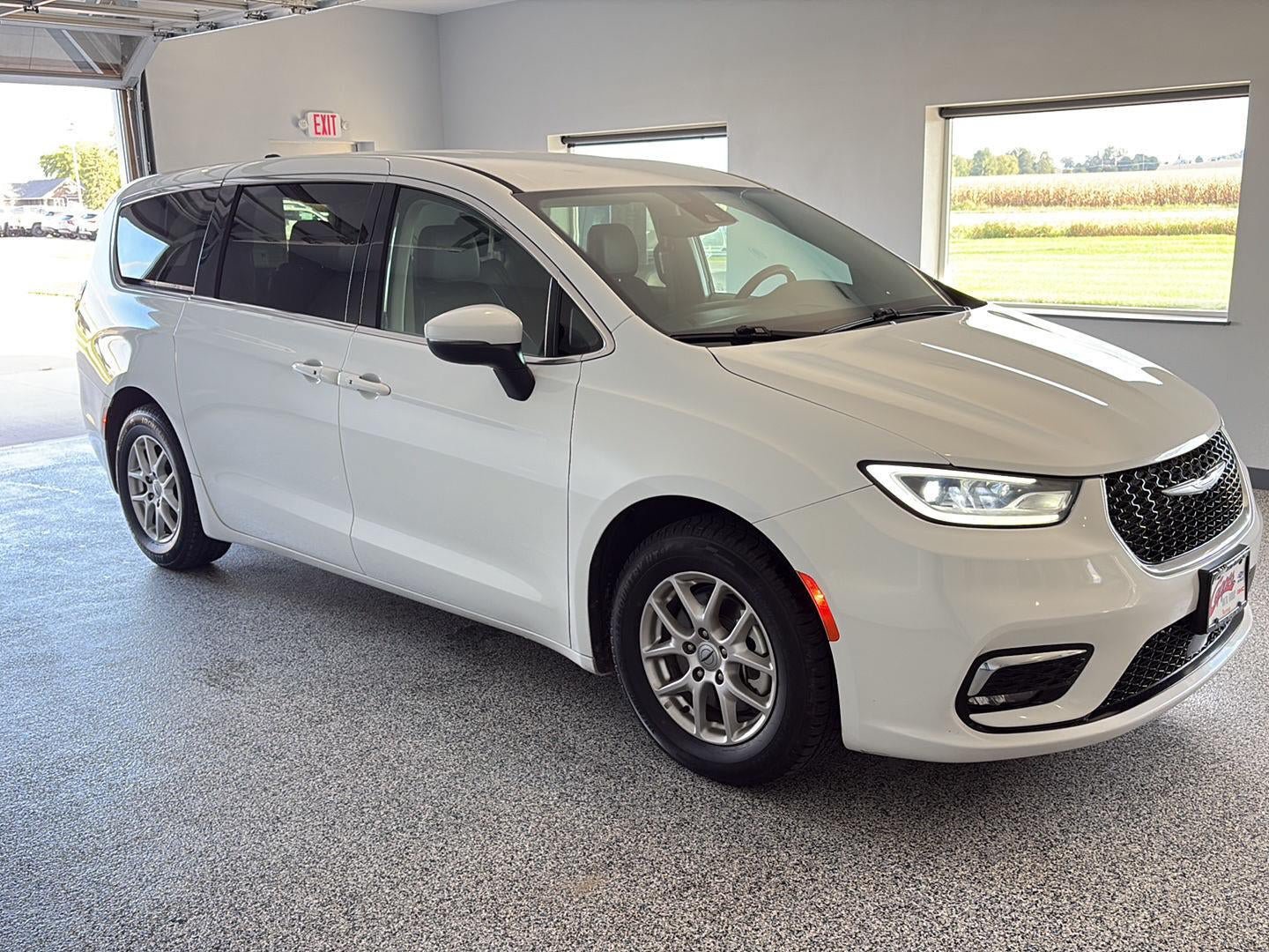 Used 2023 Chrysler Pacifica Touring-L FWD image 5