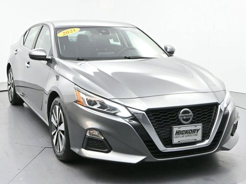 Used 2021 Nissan Altima 2.5 SV image 2