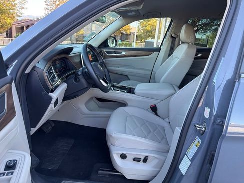 Used 2025 Volkswagen Atlas SE AWD/4WD image 18