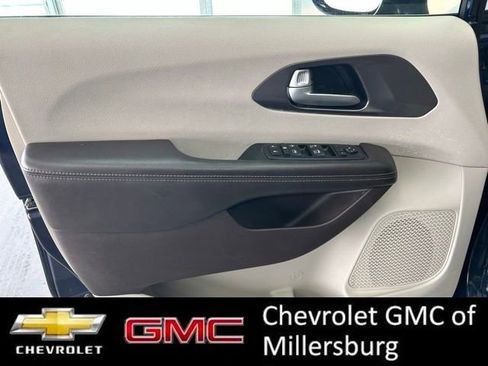 Used 2017 Chrysler Pacifica Touring-L image 13