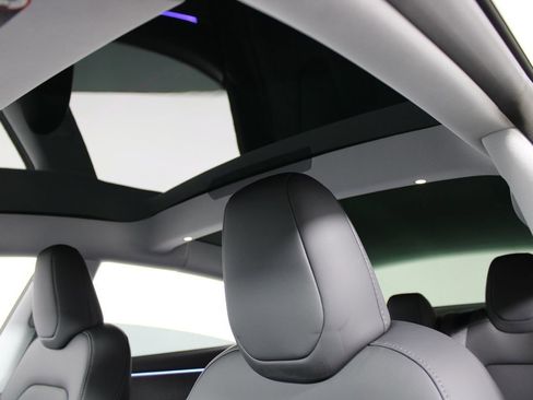 Used 2025 Tesla Model 3 Long Range RWD image 9