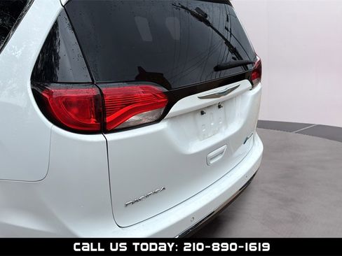 Used 2018 Chrysler Pacifica Touring-L image 42