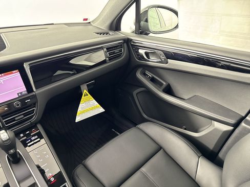Certified 2025 Porsche Macan image 28