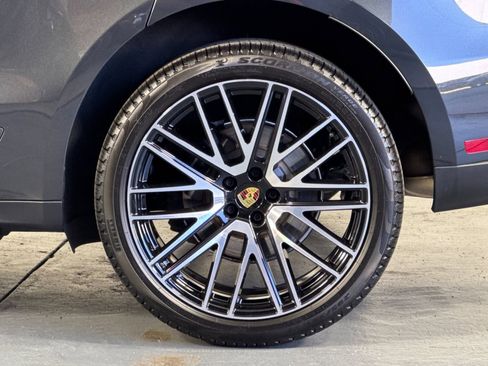 Certified 2026 Porsche Macan AWD/4WD image 33
