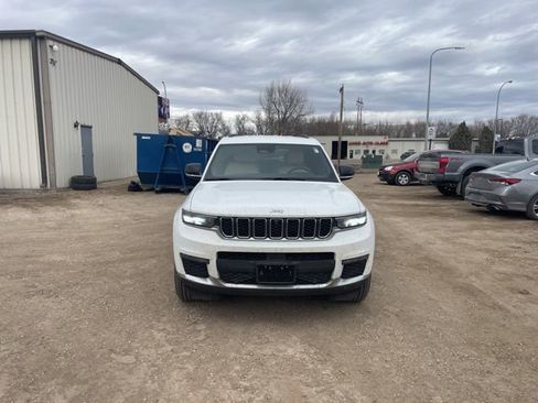 Used 2024 Jeep Grand Cherokee L Limited w/ Luxury Tech Group II image 2