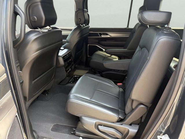 Used 2025 Jeep Wagoneer Series III w/ Premium Group I AWD/4WD image 6