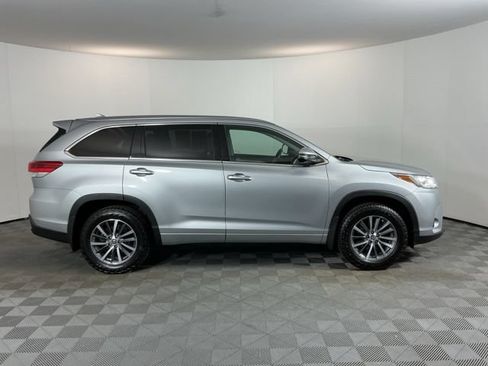 Used 2017 Toyota Highlander XLE AWD/4WD image 4