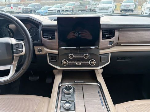 Used 2023 Ford Expedition Limited image 22