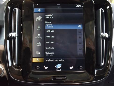 Used 2022 Volvo XC40 T5 Momentum w/ Premium Package image 21