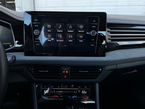 Used 2025 Volkswagen Jetta SE image 25