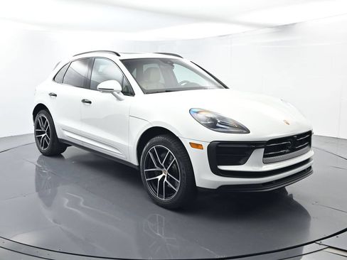 Certified 2023 Porsche Macan AWD/4WD image 17