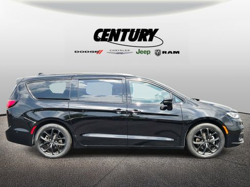 Used 2025 Chrysler Pacifica Limited FWD image 2