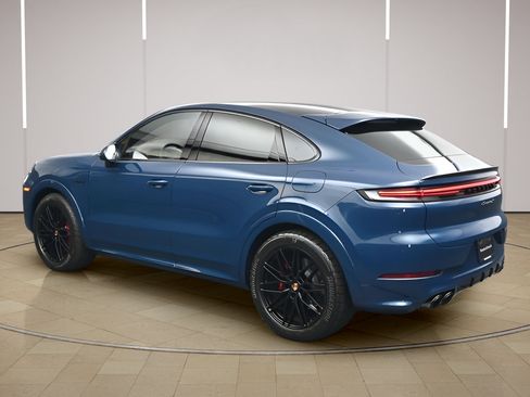 Certified 2025 Porsche Cayenne S AWD/4WD image 3