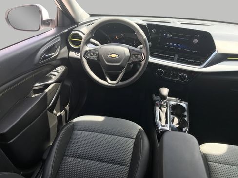 Used 2025 Chevrolet Trax LT FWD image 6