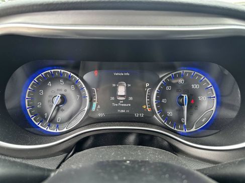 Used 2019 Chrysler Pacifica Limited FWD image 19