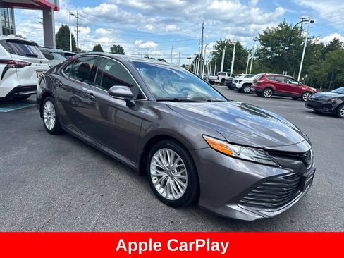 Used 2019 Toyota Camry XLE w/ Navigation Package FWD image 9