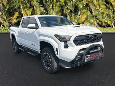 Used 2025 Toyota Tacoma TRD Sport AWD/4WD image 2