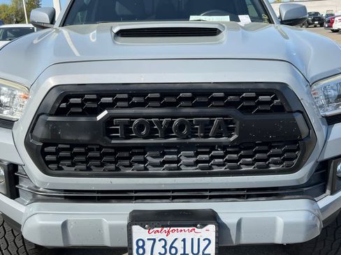 Used 2019 Toyota Tacoma TRD Sport w/ Technology Package image 9