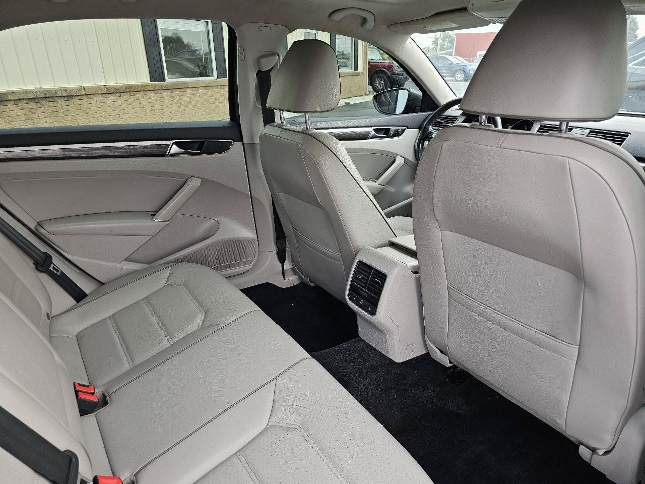 Used 2018 Volkswagen Passat 2.0T SE FWD image 17