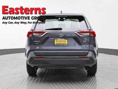 Used 2022 Toyota RAV4 LE AWD/4WD image 5