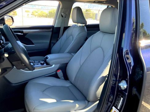Used 2025 Toyota Highlander Limited image 8