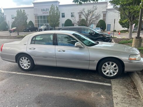 Used 2009 Lincoln Town Car Signature Limited RWD image 2