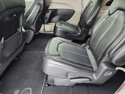 Used 2024 Chrysler Pacifica Touring-L image 35