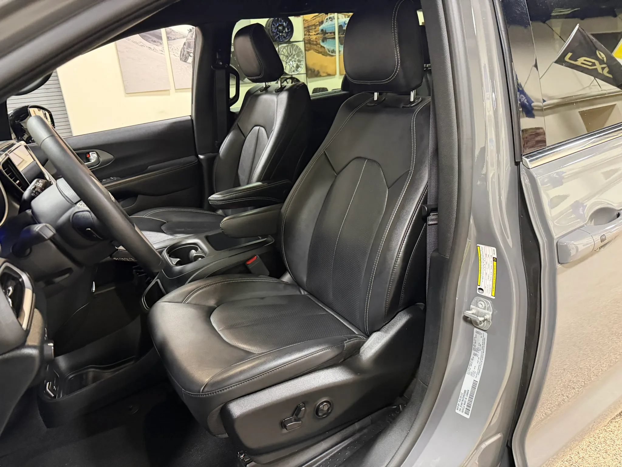 Used 2025 Chrysler Pacifica Select FWD image 37