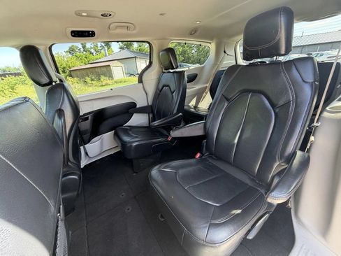 Used 2019 Chrysler Pacifica Touring-L FWD image 16