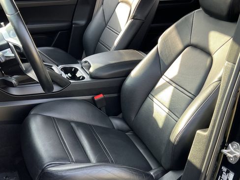 Certified 2023 Porsche Cayenne Platinum Edition image 5