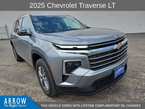 Used 2025 Chevrolet Traverse LT image 2