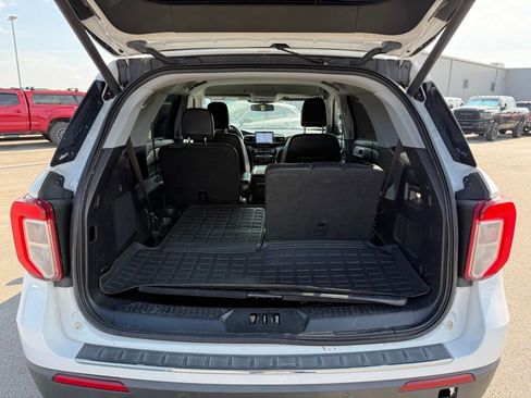 Used 2021 Ford Explorer Limited w/ Equipment Group 301A RWD image 17