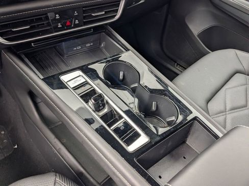 Used 2025 Volkswagen Atlas Cross Sport SE image 24