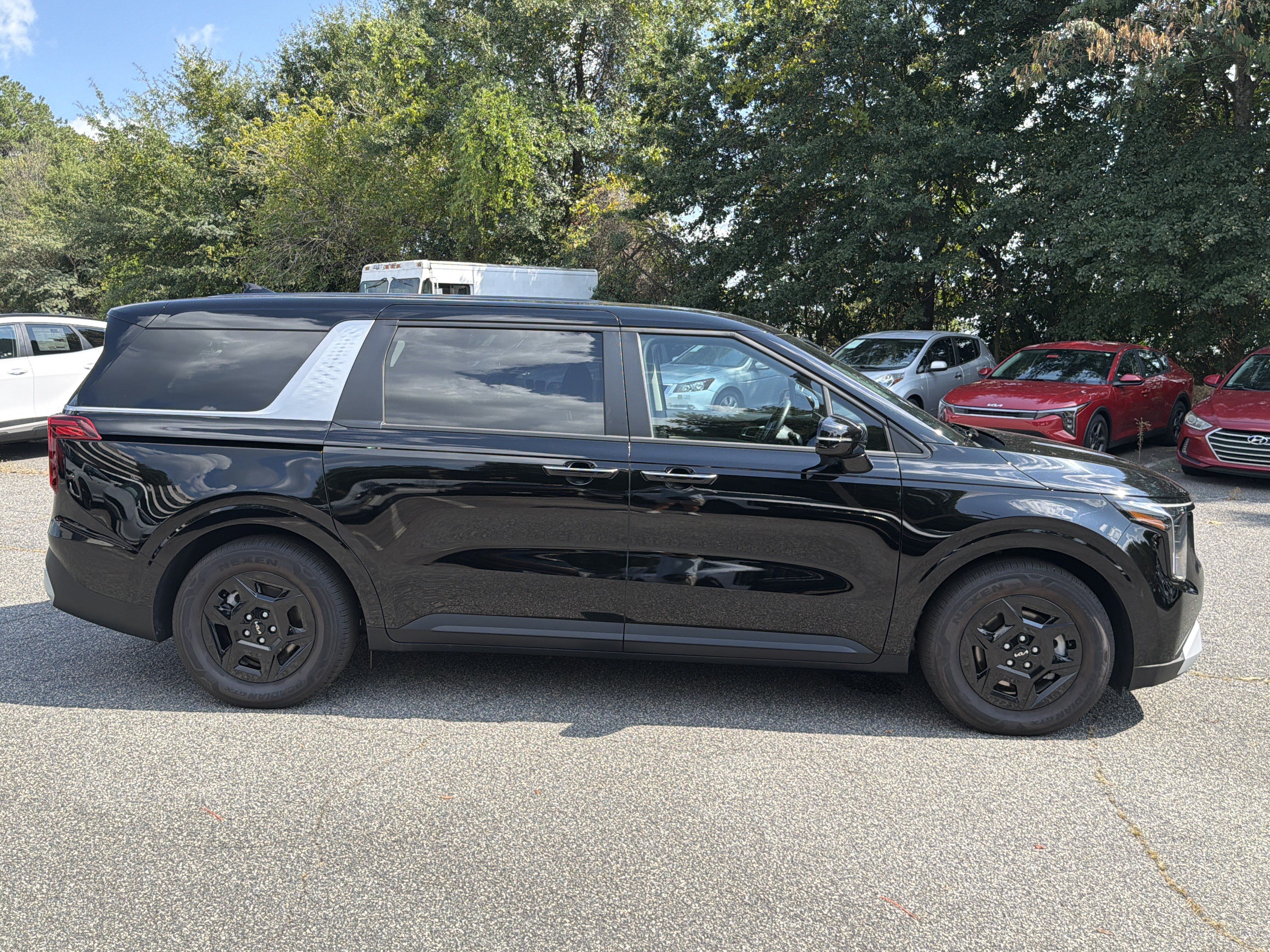 Certified 2026 Kia Carnival FWD image 8
