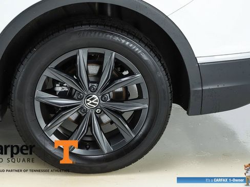 Used 2024 Volkswagen Tiguan SE w/ Panoramic Sunroof Package image 6