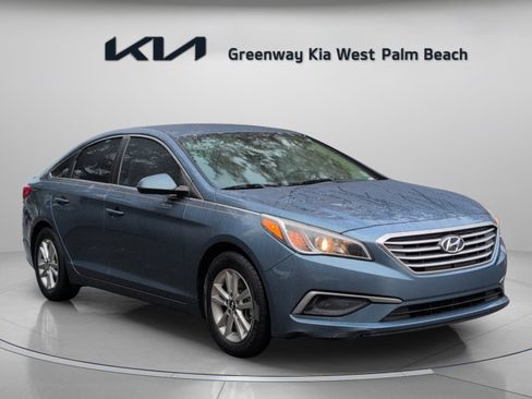Used 2017 Hyundai Sonata SE FWD image 2