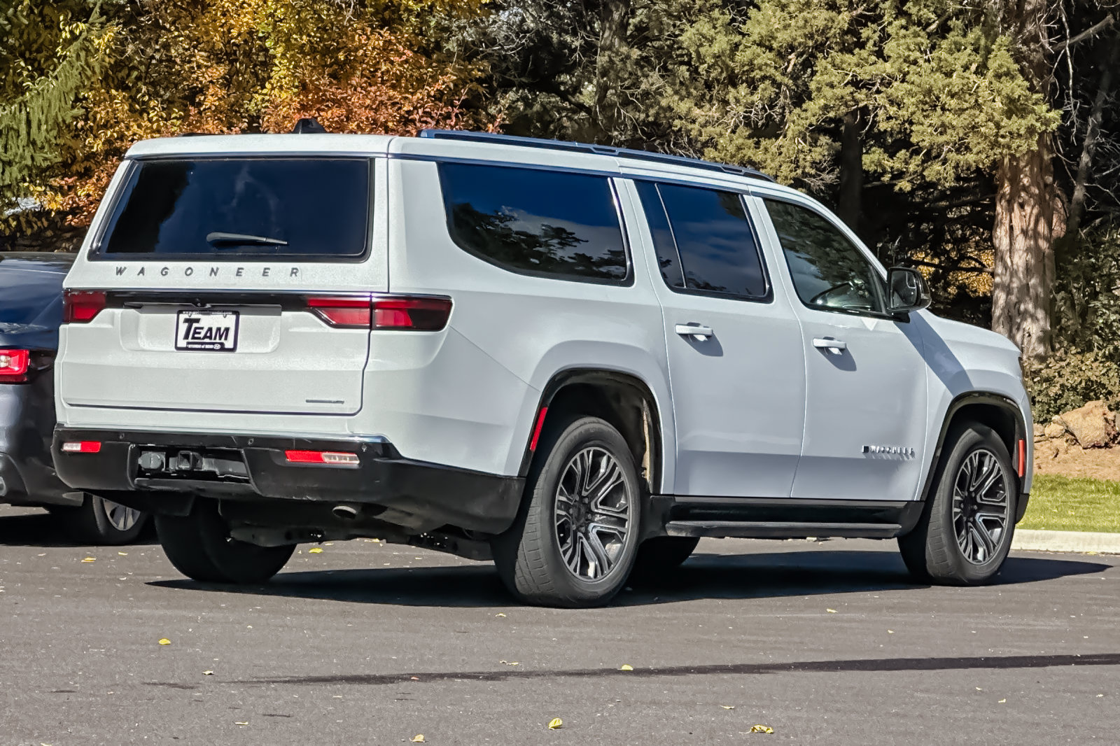 Used 2024 Jeep Wagoneer L Series II AWD/4WD image 4