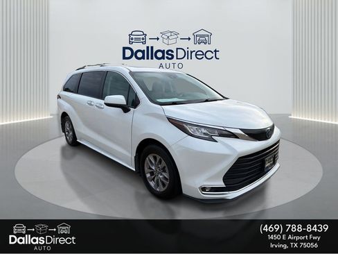 Used 2022 Toyota Sienna XLE image 2