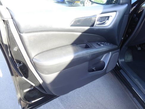 Used 2015 Nissan Pathfinder S image 22